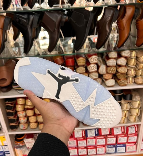 Nike Jordan Retro Sneaker - Image 3