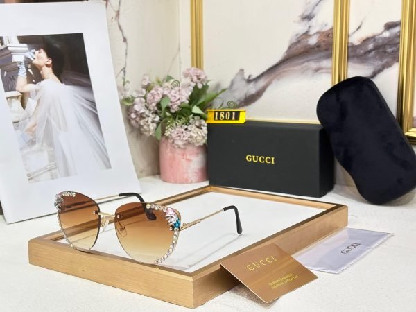 Gucci Pearl Sunglass