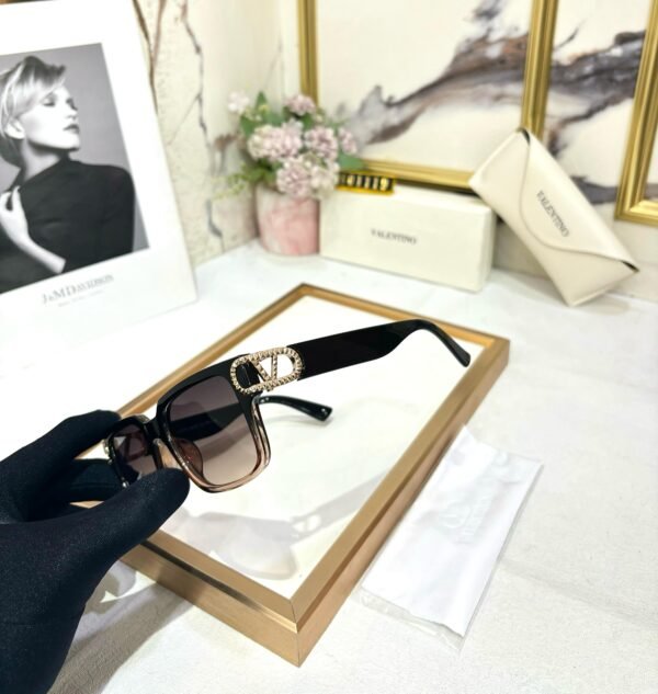 VALENTINO - Image 2
