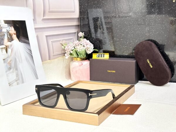 TOM FORD