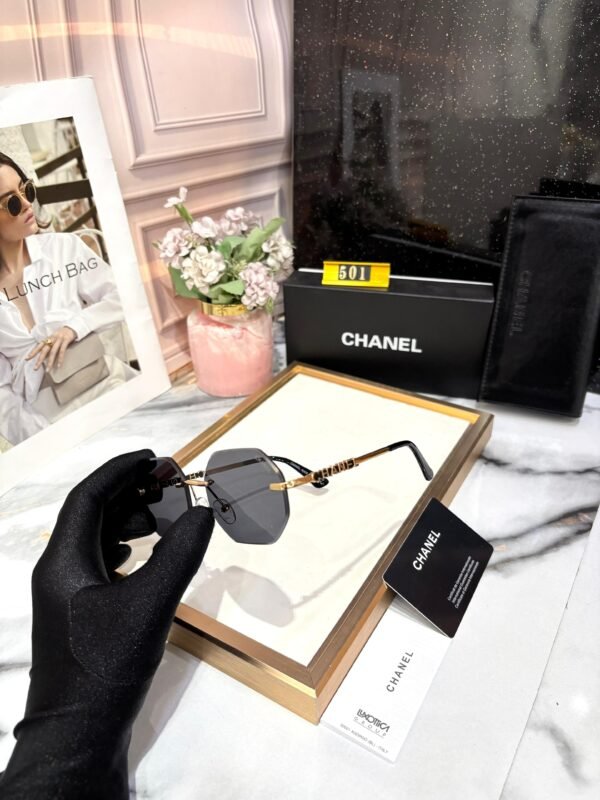 CHANEL - Image 2