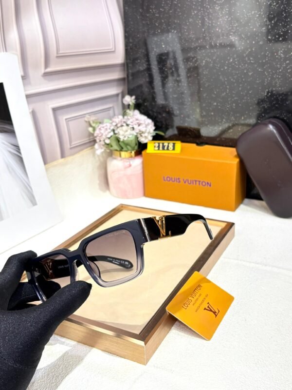 Louis Vuitton - Image 2